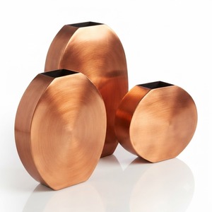 Florero de Metal de Diseño Contemporáneo para Decoración de Interiores de Hogares de Lujo, Hoteles, Restaurantes y Bodas - Product Image 1