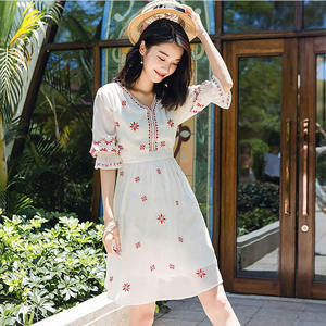 Vestido ajustado romántico de spandex con cuello alto, sin mangas, por encima de la rodilla, para verano, de alta elasticidad y con aberturas. - Product Image 3
