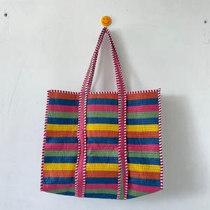 กระเป๋าโท้ทผ้าฝ้ายลายทางหลากสีพรีเมียม พร้อมลายพิมพ์มือสไตล์โบฮีเมียน กระเป๋าช้อปปิ้งแบบเปิดสำหรับฤดูร้อนสำหรับผู้หญิง - Product Image 1
