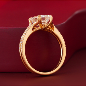 Anillo de Compromiso con Diamante Cultivado en Laboratorio, Corte Esmeralda de 2.11 Quilates, Oro Amarillo de 14K, Claridad VVS2, Corte Ovalado VS1, Engaste de Bisel, Estilo Solitario - Product Image 3