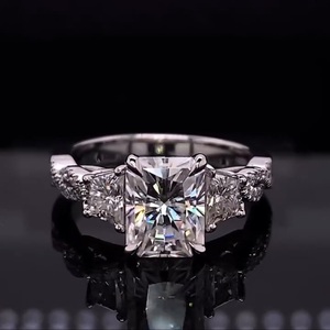 Anillo de Diamantes Solitario Radiante en Oro Blanco de 14K, Joyería de Compromiso de Lujo - Product Image 1