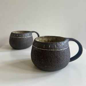 Ensemble de tasses à café de bureau en grès japonais vintage, tasse à cappuccino et soucoupe à thé du soir par Universal Overseas - Product Image 2