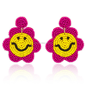 ต่างหูคริสตัลรูปดอกเดซี่น่ารัก ประดับด้วยคริสตัล งานแฮนด์เมด เครื่องประดับเก๋ๆ สำหรับผู้หญิงและเด็กผู้หญิง สไตล์โบฮีเมียน ทันสมัย เหมาะสำหรับงานเทศกาล - Product Image 2