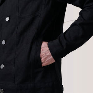 Veste en jean noire pour homme, style trucker, classique, boutonnée, en coton, avec deux poches poitrine et col chemise, coupe ajustée - Product Image 5