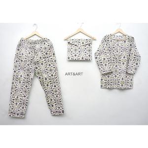 ART&ART Conjunto de pijamas 100% algodón con estampado floral hecho a mano, ropa de dormir informal de manga larga con cuello redondo para todas las estaciones - Product Image 1