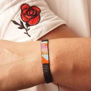 Bracelet Perlé Fait Main Motif Pierre Noire Jaune Argentée pour la Fabrication de Bracelets NOUSHAD ARTISANAT NH-689 Certifié IGI Uttar - Product Image 2