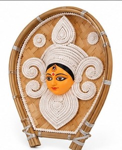 Décoration murale artisanale Durga Mata en bambou et rotin tressé, ornement festif pour la maison - Product Image 1
