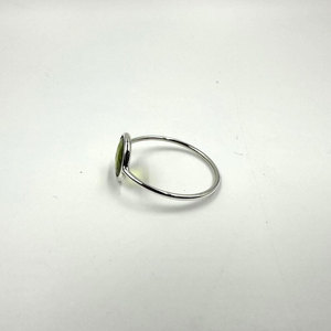 Anillo de Latón con Piedra Verde Cabujón Redonda Vibrante, Anillo Minimalista con Gema Plateada, Joyería de Estilo Vintage para Mujer - Product Image 3