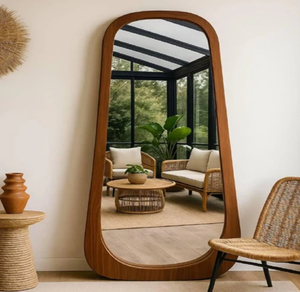Miroir pleine longueur élégant et minimaliste, doté d'un dessus arqué surdimensionné et d'une finition chaleureuse. Disponible au prix de gros. - Product Image 1