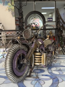 Sculpture de moto en fer Khang Hung Phat, style antique, art soudé, pièce décorative, finition violet et argent - Product Image 2