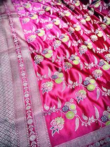 Sari de Seda Banarasi Mashru Katan Tradicional de Lujo, Tejido a Mano, con Meenakari, Diseño Floral Intrincado, Elegante Pallu para Fiesta - Product Image 4