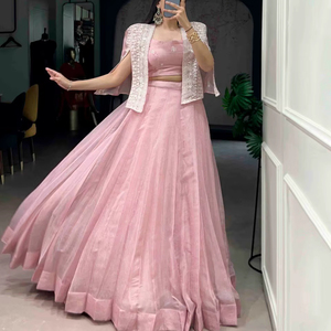 ชุดเลเฮนกาสำหรับงานต้อนรับดีไซเนอร์ พร้อมเสื้อโคติสำหรับผู้หญิง - Product Image 1