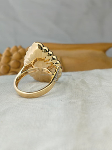 Anillo de compromiso de lujo en oro amarillo con diamante de corte pera cultivado en laboratorio y piedras laterales, elegante y brillante, regalo de joyería fina para ella. - Product Image 4