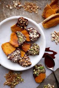 Tranches de mangue séchée biologique AD enrobées de chocolat, faible teneur en sucre (4,99%), parfumées et mûres, bouchées de fruits gourmands sucrés, préservées dans l'eau - Product Image 1