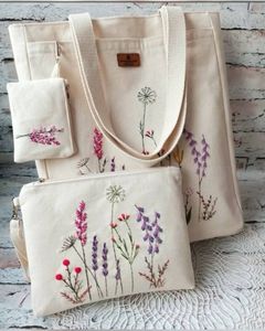 Sac fourre-tout brodé et perlé fait main par un designer pour femmes, avec des motifs artistiques détaillés et une fabrication haut de gamme - Product Image 5