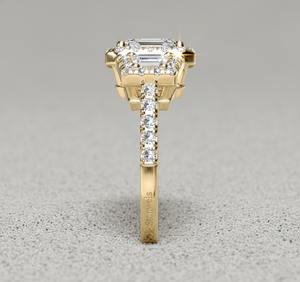 Anillo de Lujo de Tres Piedras con Diamante Cultivado en Laboratorio, Corte Esmeralda, Piedras Laterales Trapezoidales y Doble Halo en Oro de 14K - Product Image 4