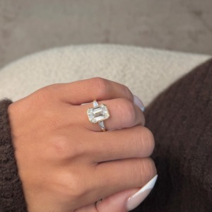 Anillo de Compromiso con Diamante de Corte Esmeralda Certificado por IGI de 10 Quilates, Tres Esmeraldas Laterales, Oro Blanco de 18k - Product Image 2