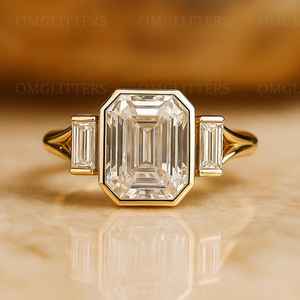 Anillo de Moissanita con Corte Esmeralda y Tres Piedras en Plata 925 Original con Baño de Oro, Joyería Fina para Regalo - Product Image 1