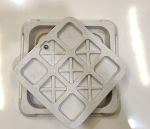 Tapas de alcantarilla de composite FRP de 18*18 con color personalizable, estándar EN124, certificadas ISO, tipos ligeros y pesados disponibles en stock. - Product Image 4