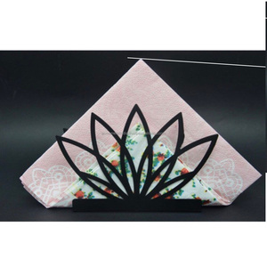 Porte-serviettes en forme de fleur en métal noir avec un design royal unique, parfait pour une décoration de bureau chic et un rangement élégant - Product Image 1