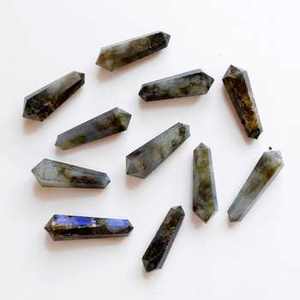 Vente en gros : Meilleure qualité, tour de cristal d'howlite naturelle polie, baguette de quartz, pierre de guérison Reiki, obélisque, pointes de cristal - Product Image 1