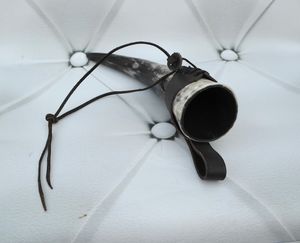 Cuerno Vikingo Clásico Medieval Tallado en Material Orgánico, Seguro para Alimentos, para Eventos Históricos, Cosplay de Caballeros y Celebraciones - Product Image 3