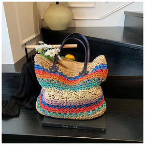 Radiar alegría pura en tu próxima vacaciones con este divertido bolso de hilo natural que presenta una mezcla de colores brillantes y encanto. - Product Image 4