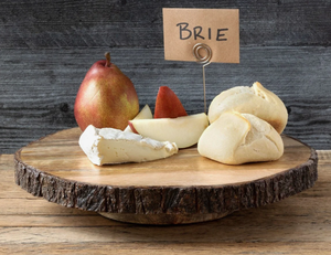 Support à gâteau rond en bois à bord naturel avec pince pour étiquette, plateau rustique en écorce d'arbre pour événements - Product Image 1