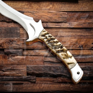 Cuchillo de caza Bowie SIZZCO personalizado hecho a mano con mango de cuerno de carnero, hoja de acero D2 de 13 pulgadas con punta de clip, funda de cuero, el mejor regalo para él. - Product Image 3