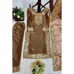 Ensemble haut et bas en soie brodée avec sequins, avec dupatta et chikku - Product Image 6