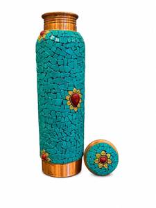 Botella de Agua Bohemia de Cobre con Diseño de Mosaico Turquesa y Detalles de Gemas Rojas, Incluye Tapas Ecológicas - Product Image 3