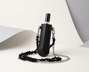 [BFM_BFMBLACKLABEL] กล่องใส่น้ำหอมผ้าทวีดสีดำสุดหรูพร้อมสายโซ่ - Product Image 4