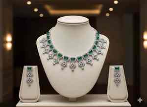 Ensemble de colliers ethniques modernes en laiton de qualité supérieure avec pendentif décoratif pour collection festive, disponible à la vente - Product Image 3