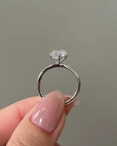 Bague de fiançailles en or blanc 14 carats avec diamant de laboratoire taille coussin allongé serti à griffes, certifiée IGI - Product Image 5