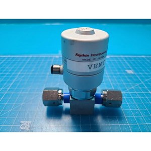 Vanne à diaphragme manuelle FUJIKIN 316L 021362 utilisée comme pièce détachée pour équipement semi-conducteur Legacy - Product Image 2