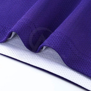 Uniforme de basket-ball léger et durable, fabriqué en polyester et en tissu mesh, adapté aux matchs de compétition et aux entraînements quotidiens. - Product Image 2