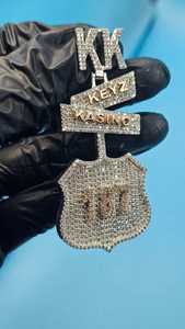 จี้เพชรโมอิสซาไนต์แบบกำหนดเอง ผ่านการทดสอบมาตรฐาน VVS จี้ตัวอักษรฮิปฮอป เงินแท้ 925 ประดับเพชรแบบ Iced Out จี้แบบกำหนดเองพร้อมห่วงสองสี - Product Image 6