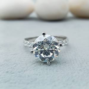 Bague de fiançailles et de mariage classique de luxe pour femme en or massif 14 carats, diamant de laboratoire VVS 2 carats, sertie à griffes, certifiée IGI - Product Image 1