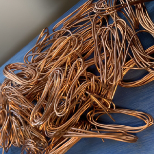 Déchets de cuivre en vrac à 99,9 % de pureté, fil de cuivre rouge à 99,7 % et 99,8 %, fil de bronze et de laiton à vendre - Services de découpe et de soudage sur mesure disponibles - Product Image 1
