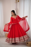 Ensemble prêt-à-porter Anarkali en Georgette épaisse avec broderie miroir et sequins, comprenant robe, pantalon et dupatta à manches longues (HHI 549)
