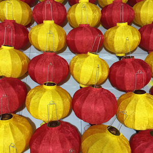Lanterne en soie authentique du Vietnam, Hoi An, pour la décoration des fêtes de Tet et l'éclairage vibrant des événements en plein air par 99 Gold Data - Product Image 1