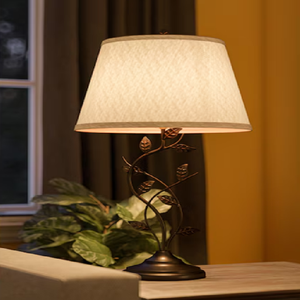 Lampe haute et élancée unique avec un accent en forme de perroquet et un abat-jour conique en lin. Disponible à prix de gros. - Product Image 6