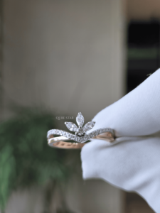 Bague Feuille Vintage d'Inspiration Naturelle avec Diamant de Laboratoire Taille Marquise 0,35 Carat, Sertie Pavé en Or et Griffes Torsadées, Bijou Fin Délicat pour Femme - Product Image 4
