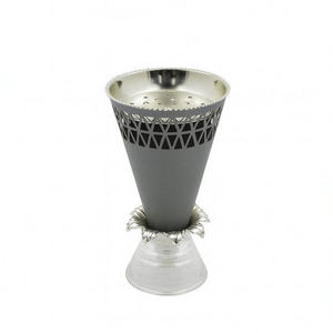 Brûleur à Bakhoor moderne en forme de cône gris avec détails en filigrane argenté et base en verre pour une fragrance et une décoration élégantes pour la maison - Product Image 1