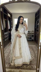 Ensemble Kurta traditionnel indien pakistanais blanc pour femmes, longueur au sol, avec dupatta, coupe ample, tenue ethnique toutes saisons - Product Image 1