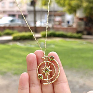 Fournisseur de bijoux en gros, collier pendentif système solaire en quartz péridot taille ronde, plaqué or, avec chaîne texturée de créateur - Product Image 2