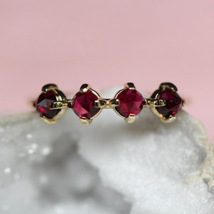 Bague en or massif 18 carats avec quatre pierres de grenat rouge taille ronde pour femme, cadeau de fiançailles ou de promesse pour partenaire - Product Image 4