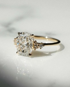Anillo de Compromiso de Plata de Ley 925 con Moissanita de Corte Cojín, Hermoso Anillo de Compromiso Personalizado y Otra Joyería de Diamantes - Product Image 1