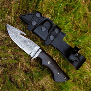 Couteau de survie artisanal en acier Damas avec manche ergonomique en bois, lame fixe et étui de protection en cuir - Product Image 6