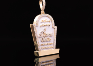 Colgante Monarca Hip Hop Personalizado de Acero Inoxidable Plateado con Diamantes Helados - Product Image 1